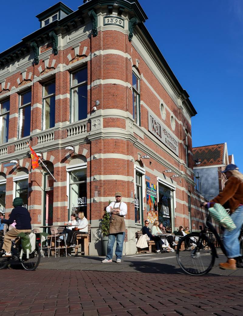 Well en het terras aan de Nieuwe Ginnekenstraat in Breda