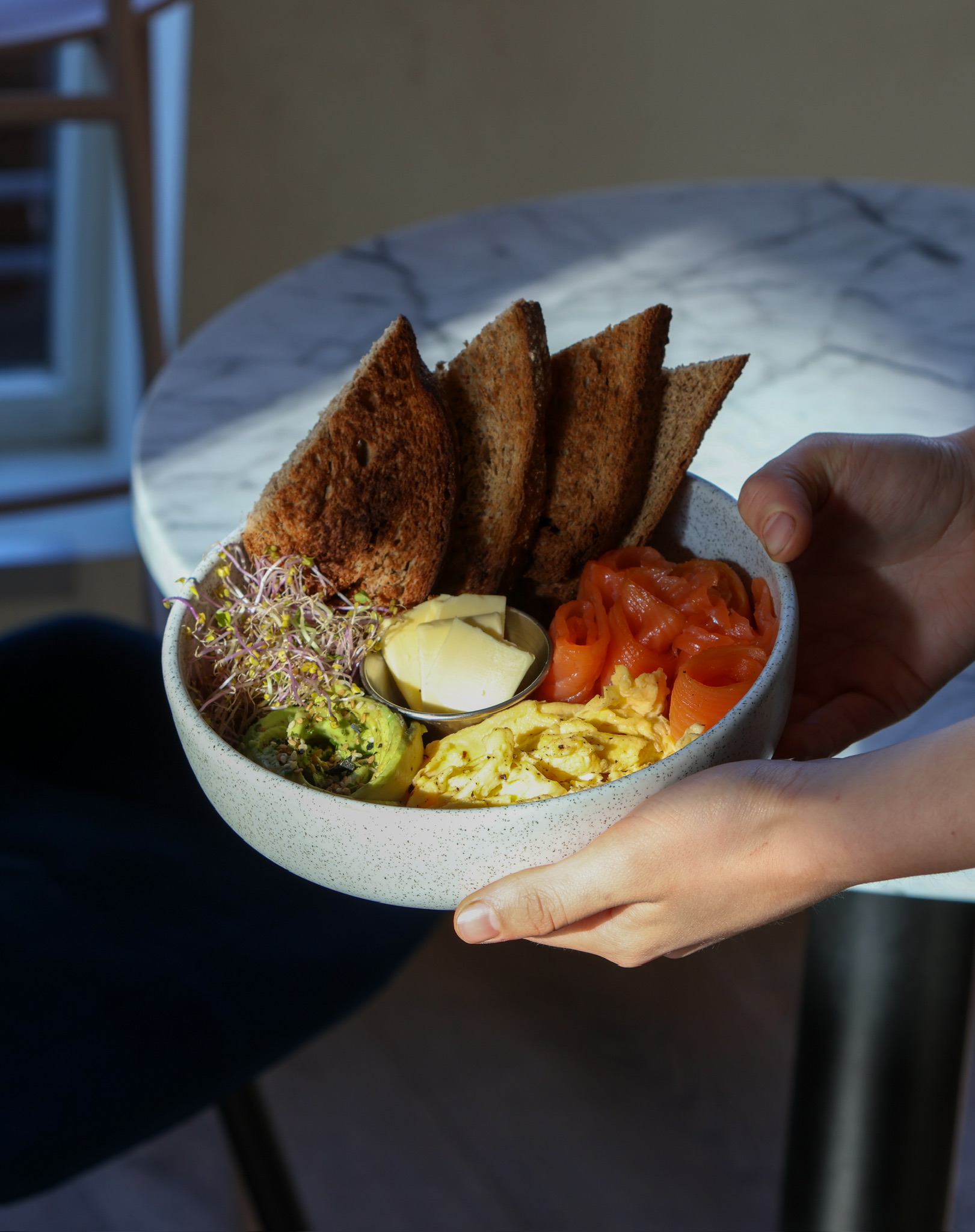 Ontbijtbowl met avocado, ei en zalm bij Well