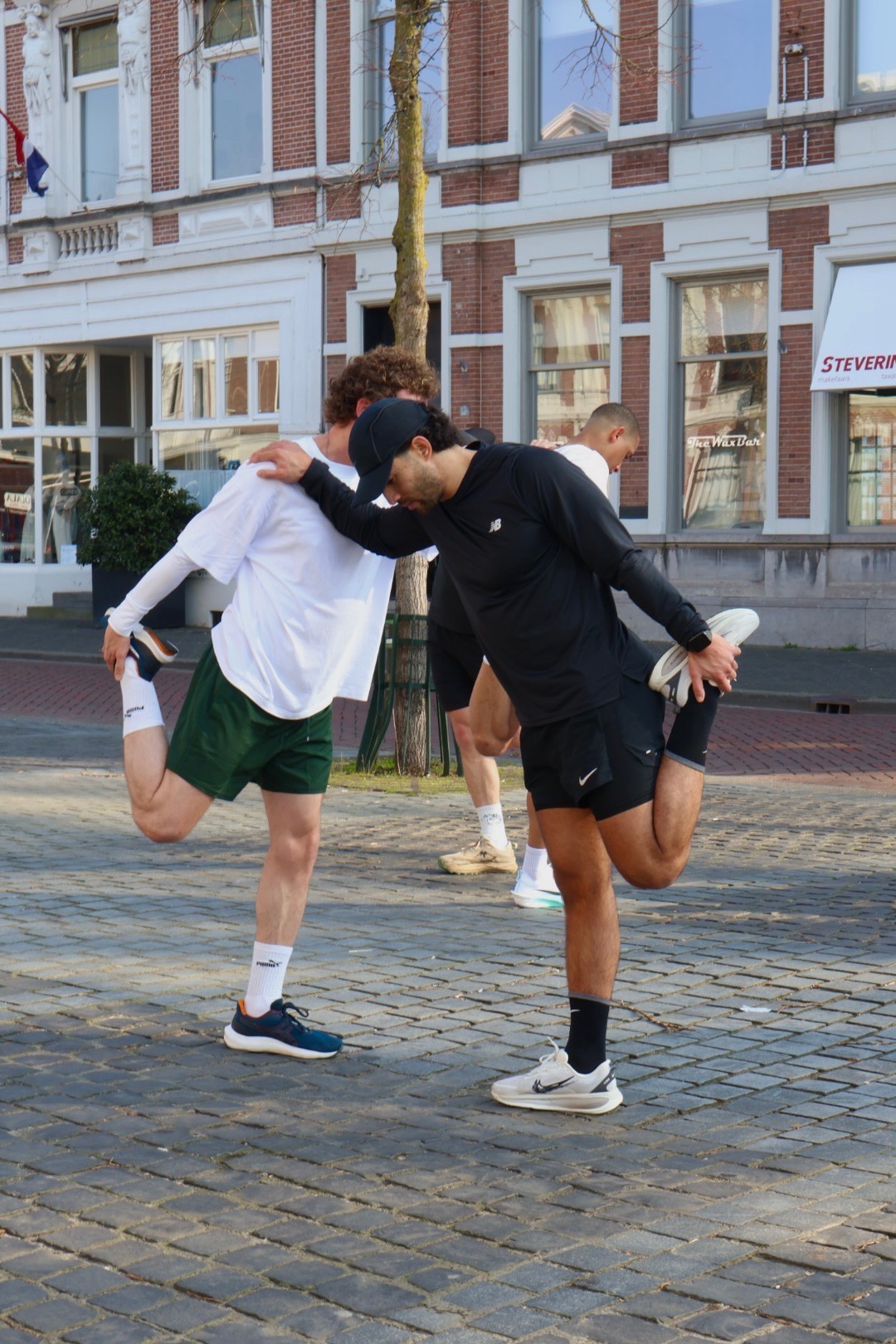 Gezamenlijke warming-up voor Run Well Breda