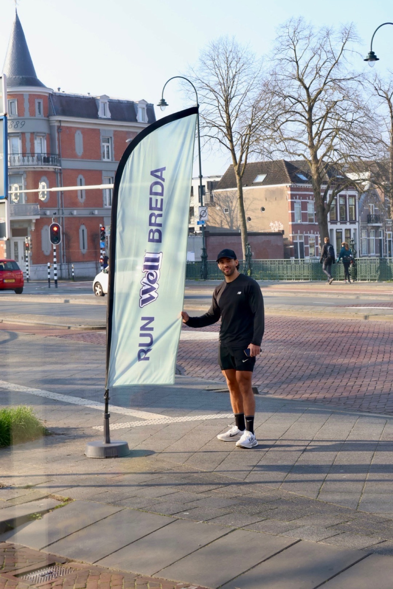 Run Well Breda-vlag bij het startpunt in Breda