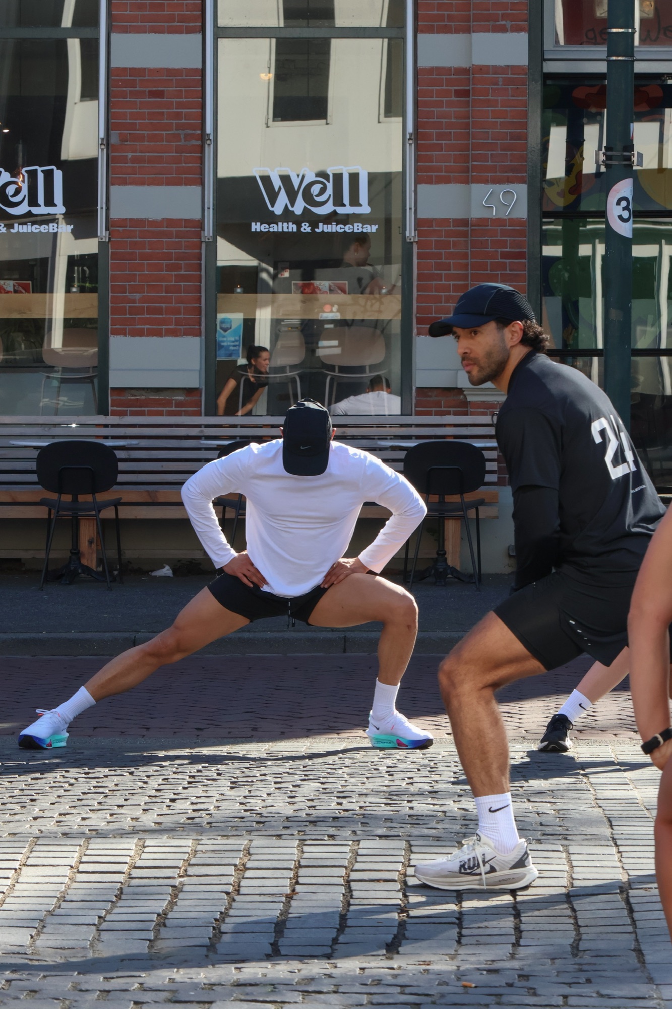 Gezamenlijke warming-up voor een Run Well Breda-run